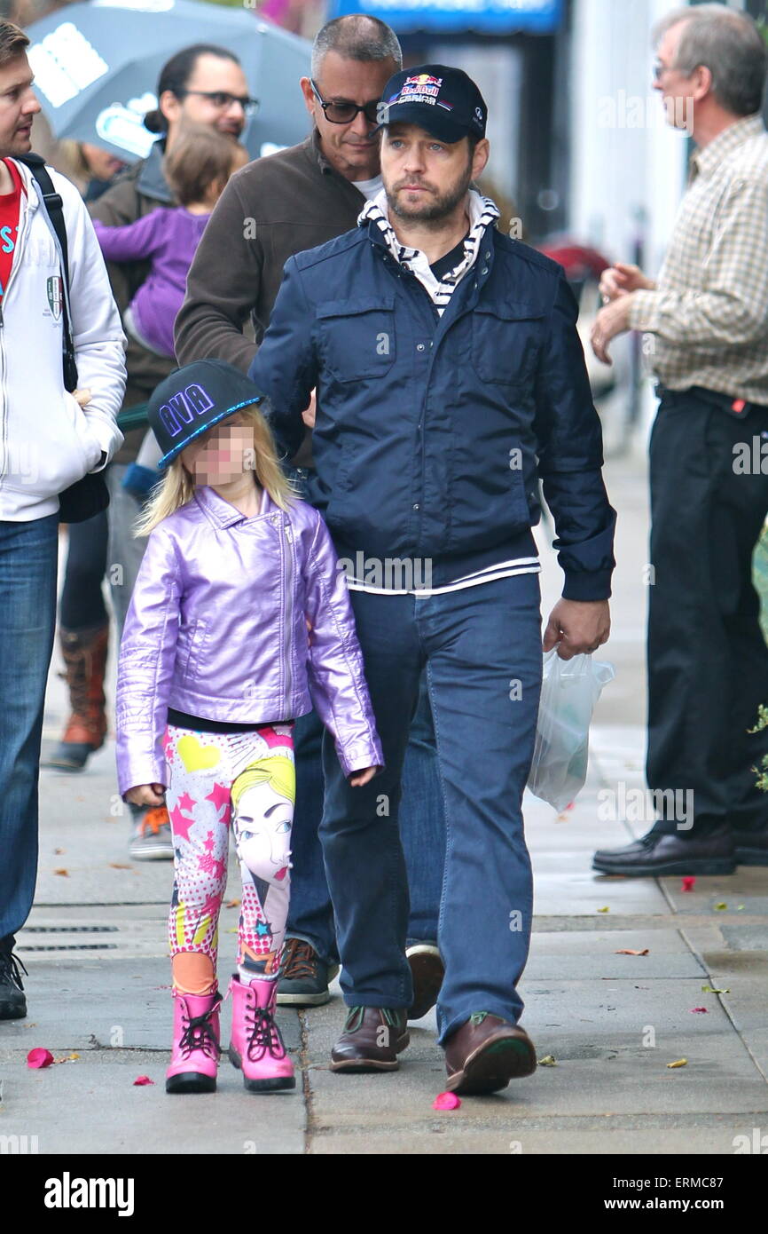 Jason Priestley fait une promenade sous la pluie avec sa famille dans Studio City avec : Jason Priestley,Ava Veronica Priestley Où : Studio City en Californie, California, United States Quand : 30 novembre 2014 Crédit : VALPO NNEWs/WENN.com Banque D'Images