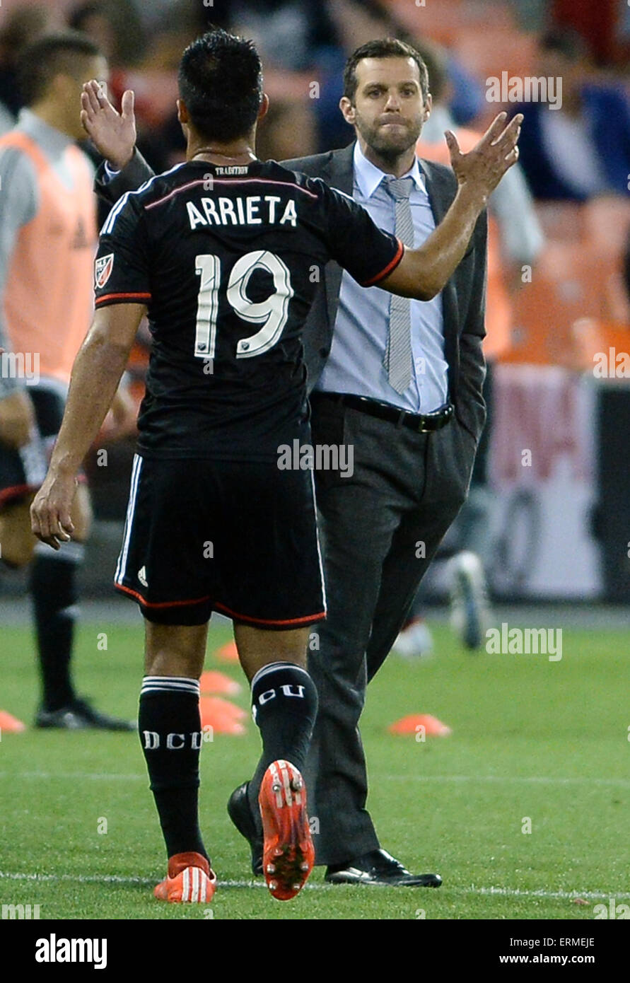 Washington, DC, USA. 3 juin, 2015. 20150603 - D.C. United entraîneur en chef Ben Olsen D.C. United accueille avec intérêt Jairo Arrieta (19), alors qu'il sort de la correspondance dans la seconde moitié contre l'incendie d'un match de MLS Stade RFK à Washington. United a battu l'incendie, 3-1. © Chuck Myers/ZUMA/Alamy Fil Live News Banque D'Images