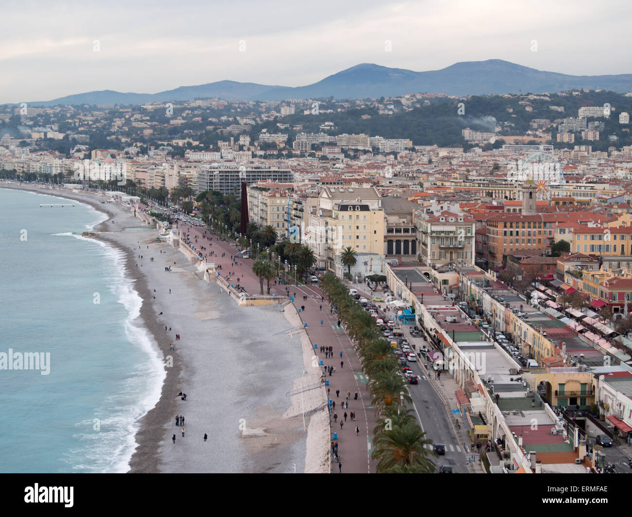 Vue générale de la ligne de la mer à la plage de Nice Promenade des Anglais ci-dessous Banque D'Images