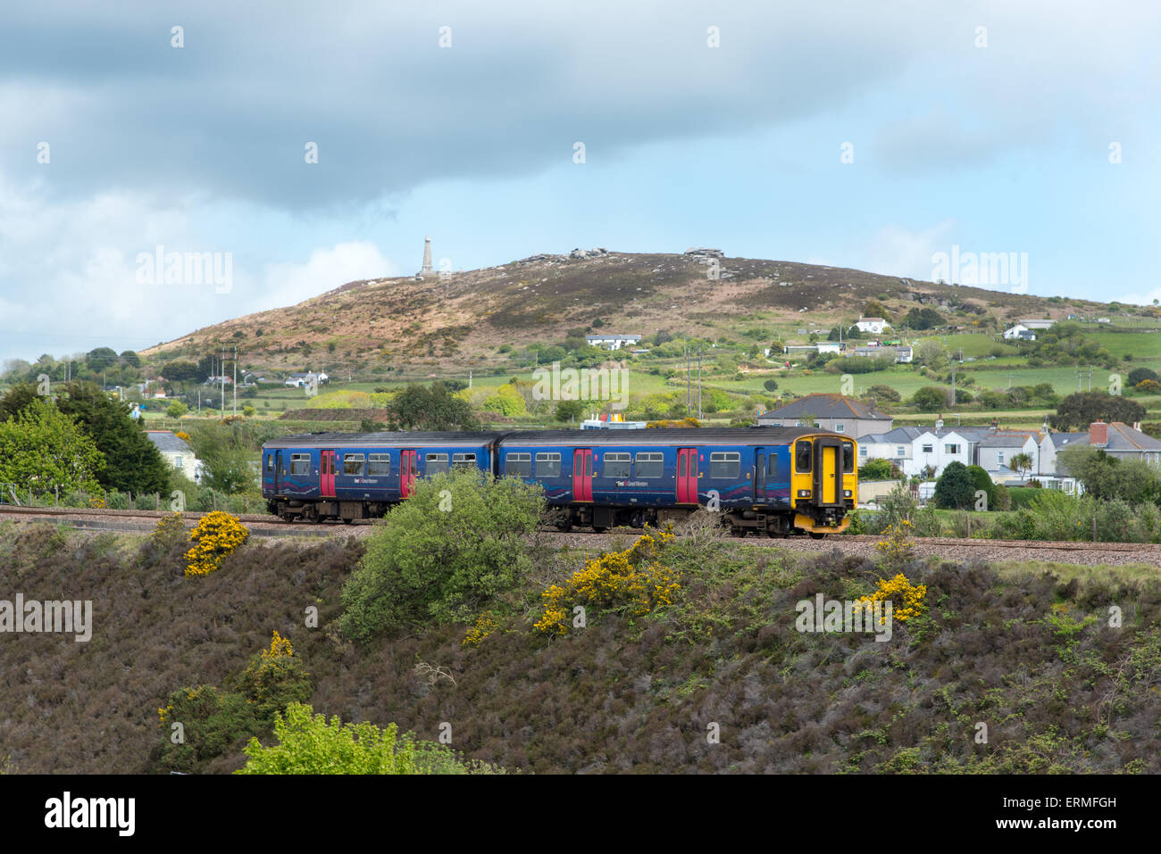 First Great Western train traversant le remblai entre Brea et Camborne Redruth, Cornwall. Carn Brea est dans l'arrière-plan. Banque D'Images