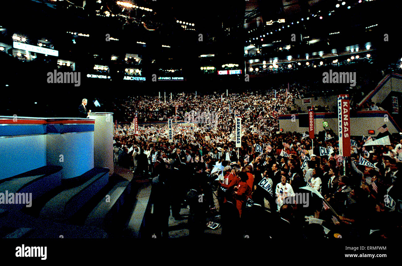 New York, NY. 7-16-1992 Arkansas Gouverneur William Clinton accepte la nomination de la Convention Nationale Démocratique à New York. La Convention nationale 1992 de l'Parti démocratique américain nommé gouverneur de l'Arkansas, Bill Clinton, pour le président et le sénateur Al Gore du Tennessee pour vice-président, Clinton a annoncé que son exécution Gore-mate le 9 juillet 1992. La convention s'est tenue au Madison Square Garden de New York City, New York du 13 juillet au 16 juillet 1992. Banque D'Images