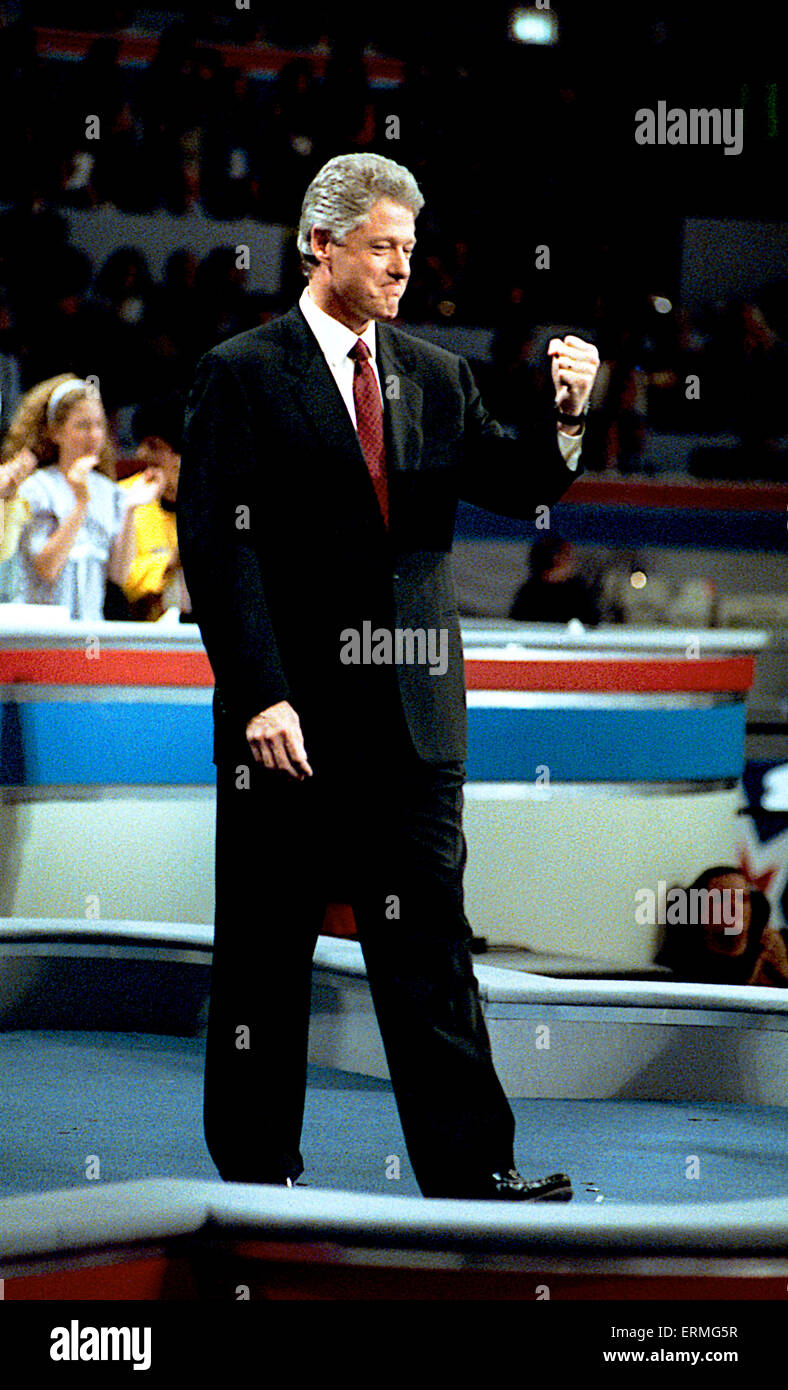 New York, NY, USA 16 Juillet 1992 Le gouverneur de l'Arkansas William Clinton accepte la nomination de la Convention Nationale Démocratique à New York. La Convention nationale 1992 de l'Parti démocratique américain nommé gouverneur de l'Arkansas, Bill Clinton, pour le président et le sénateur Al Gore du Tennessee pour vice-président, Clinton a annoncé que son exécution Gore-mate le 9 juillet 1992. La convention s'est tenue au Madison Square Garden de New York City, New York du 13 juillet au 16 juillet 1992. Credit : Mark Reinstein Banque D'Images