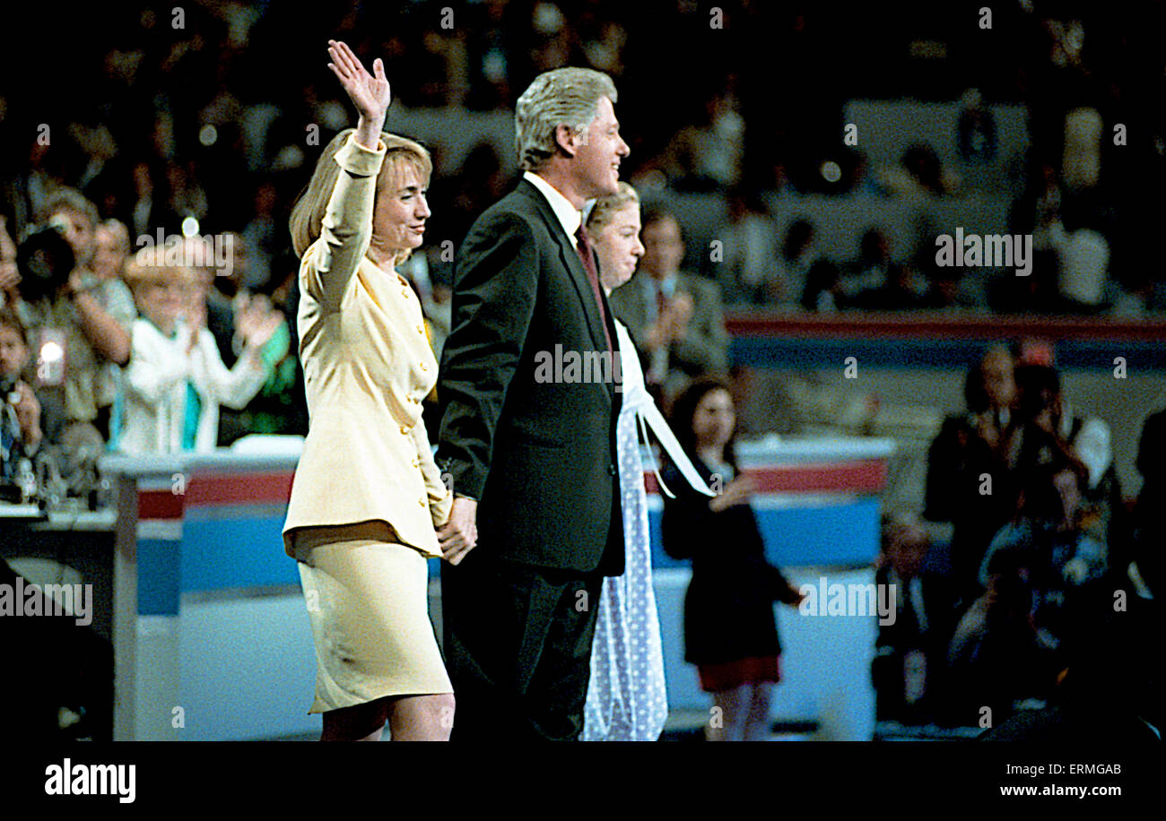 New York, NY, USA, 16 juillet 1992 Le gouverneur de l'Arkansas William Clinton présente son épouse Hillary et sa fille Chelsea à la Convention Nationale Démocratique à New York. La Convention nationale 1992 de l'Parti démocratique américain nommé gouverneur de l'Arkansas, Bill Clinton, pour le président et le sénateur Al Gore du Tennessee pour vice-président, Clinton a annoncé que son exécution Gore-mate le 9 juillet 1992. La convention s'est tenue au Madison Square Garden de New York City, New York du 13 juillet au 16 juillet 1992. T Banque D'Images