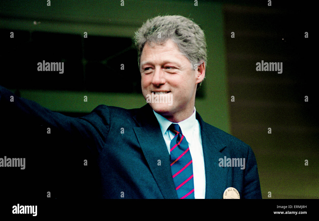 Little Rock, Arkansas 11-3-1992 Gouverneur William Clinton à l'extérieur de l'Hôtel des Gouverneurs à Little Rock donne un coup de pouce après son retour à la résidence de déposer son bulletin dans l'élection. Credit : Mark Reinstein Banque D'Images