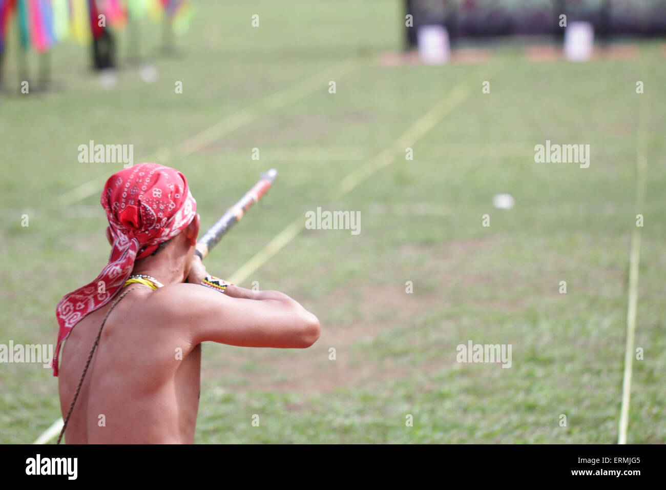 Singkawang, Indonésie. 31 mai, 2015. Les participants ont été en compétition dans la course Sumpit (soufflette), au cours de l'Gawai Dayak Naik Dango. Sumpit est une arme traditionnelle Dayak de Kalimantan. © Febrianus M.M Paskalis/Pacific Press/Alamy Live News Banque D'Images