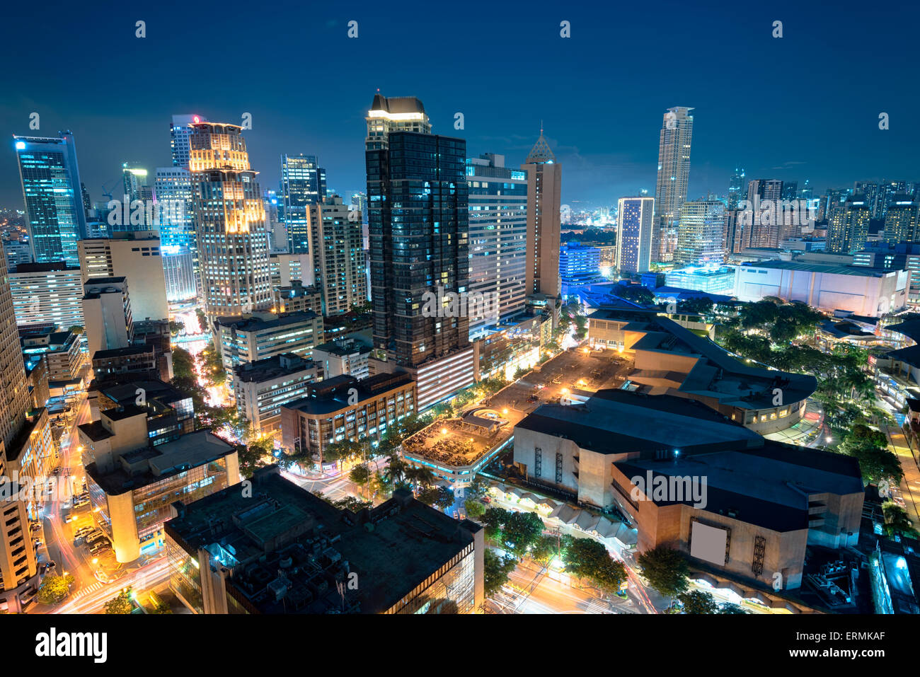Eleveted, vue de la nuit de Makati, le quartier des affaires de Manille. Banque D'Images
