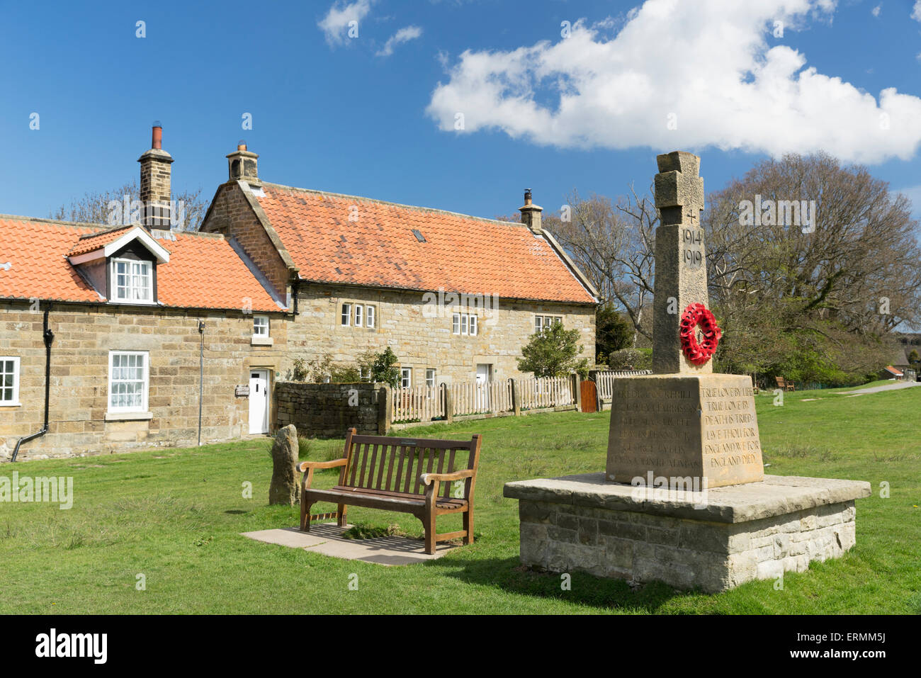 Goathland village green, cottages et War Memorial, avril 2015. Banque D'Images