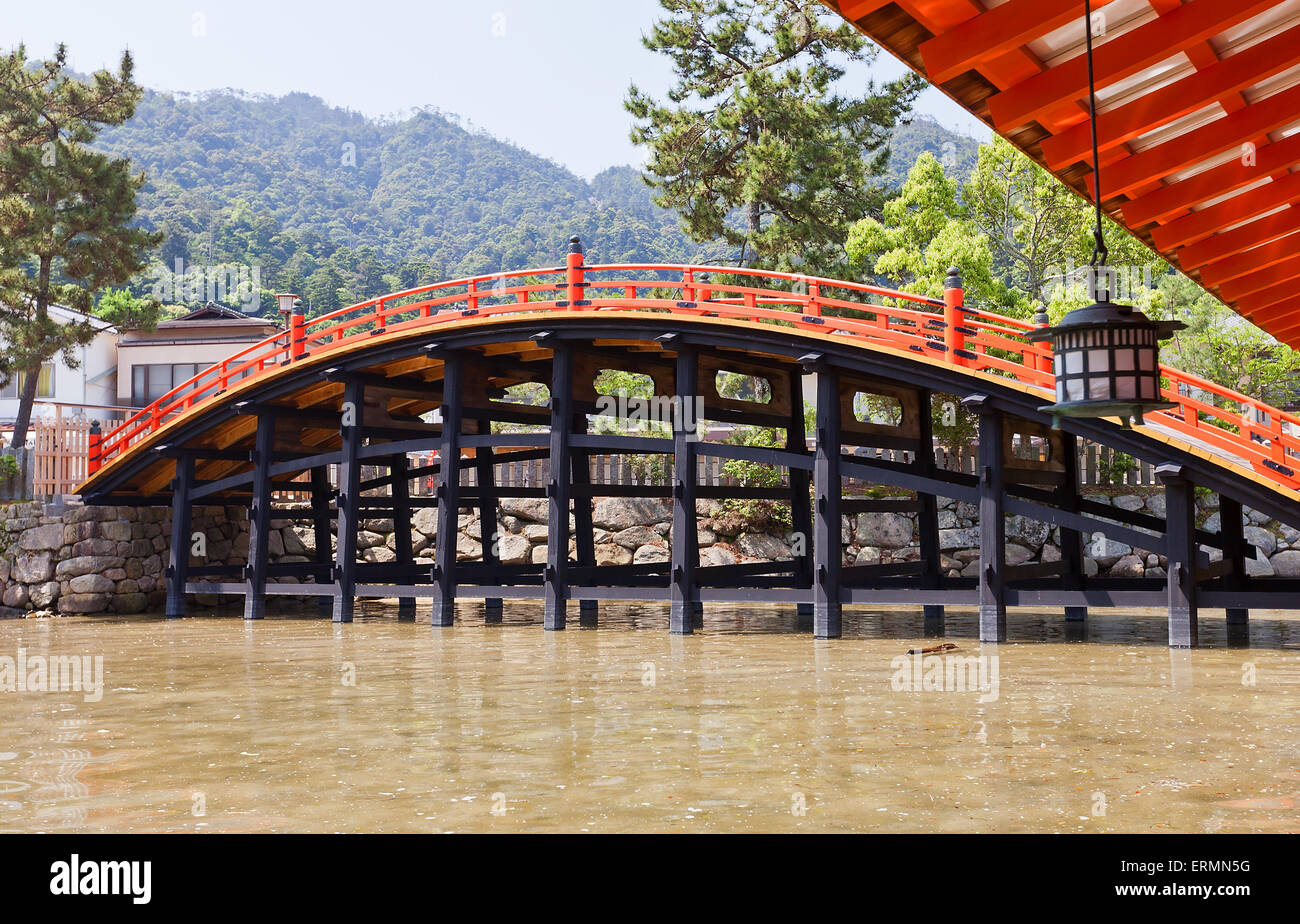 Pont en arc (sori-bashi, vers 1557) du Sanctuaire Shinto d'Itsukushima, île de Miyajima, Japon. Site de l'UNESCO Banque D'Images