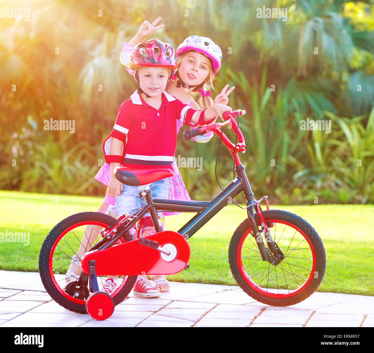 Enfants jouant dans le parc, cheerful frère et sœur s'amusant sur location, profitant de l'heure d'été, heureux de l'enfance active Banque D'Images