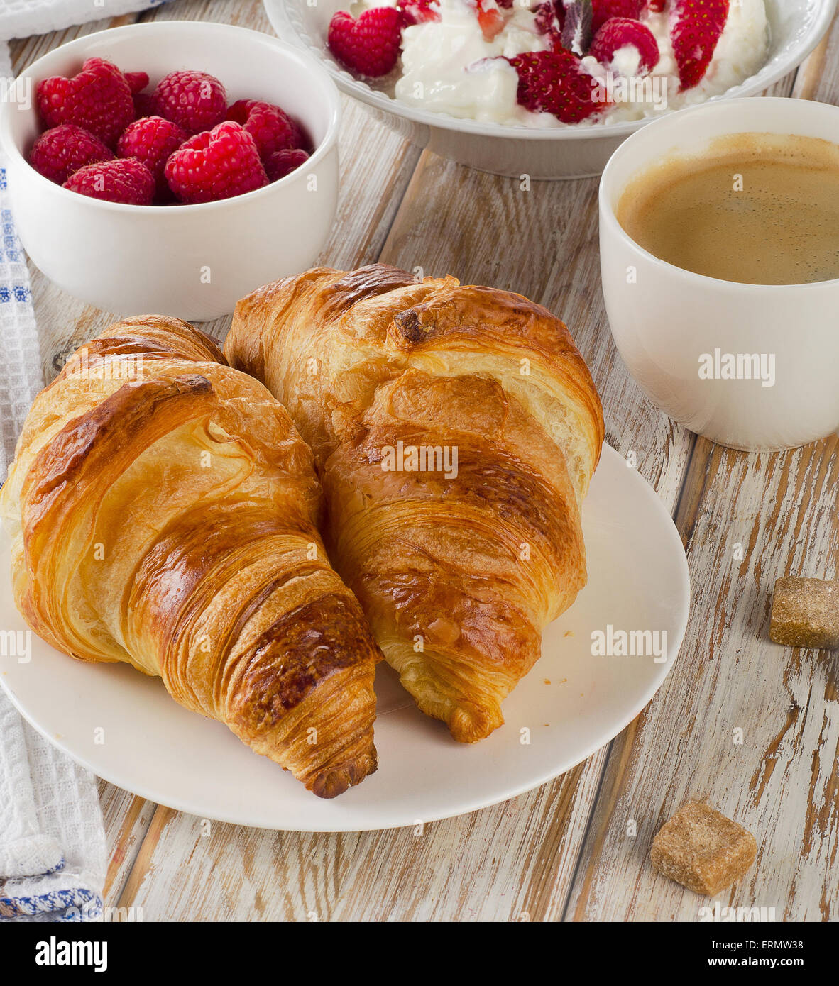Des croissants frais et des baies pour un petit déjeuner Banque D'Images