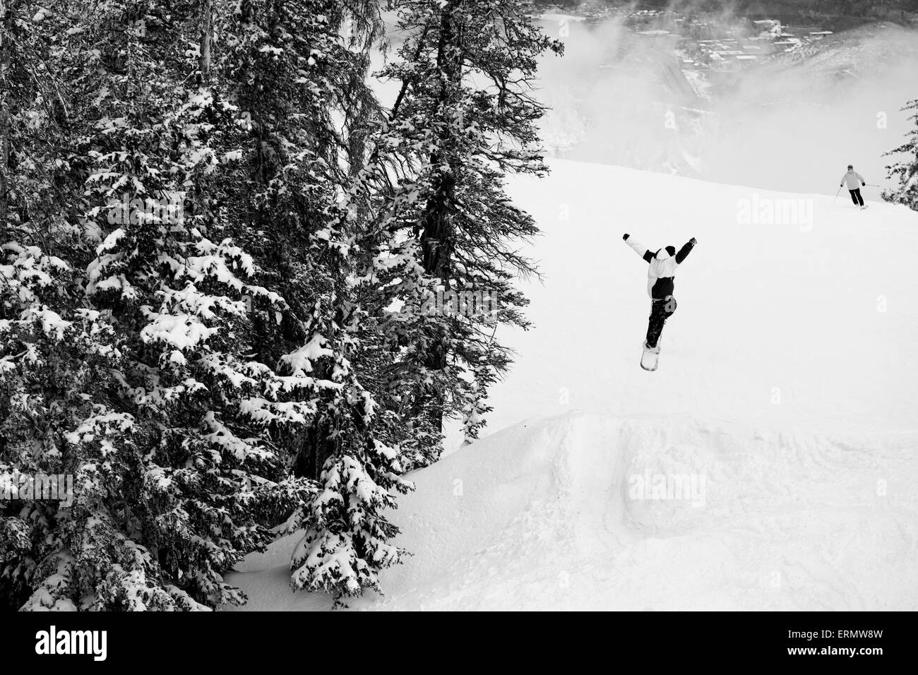 Personne dans l'air après avoir fait un saut en snowboard, Aspen, Colorado, USA Banque D'Images