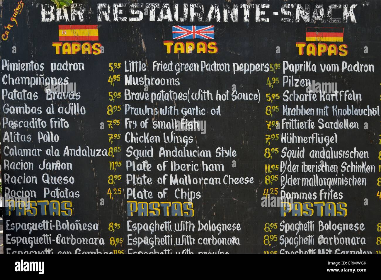 Menu avec des tapas et des pâtes sur l'offre en face d'un restaurant, Puerto de soller, Majorque, Îles Baléares, Espagne Banque D'Images