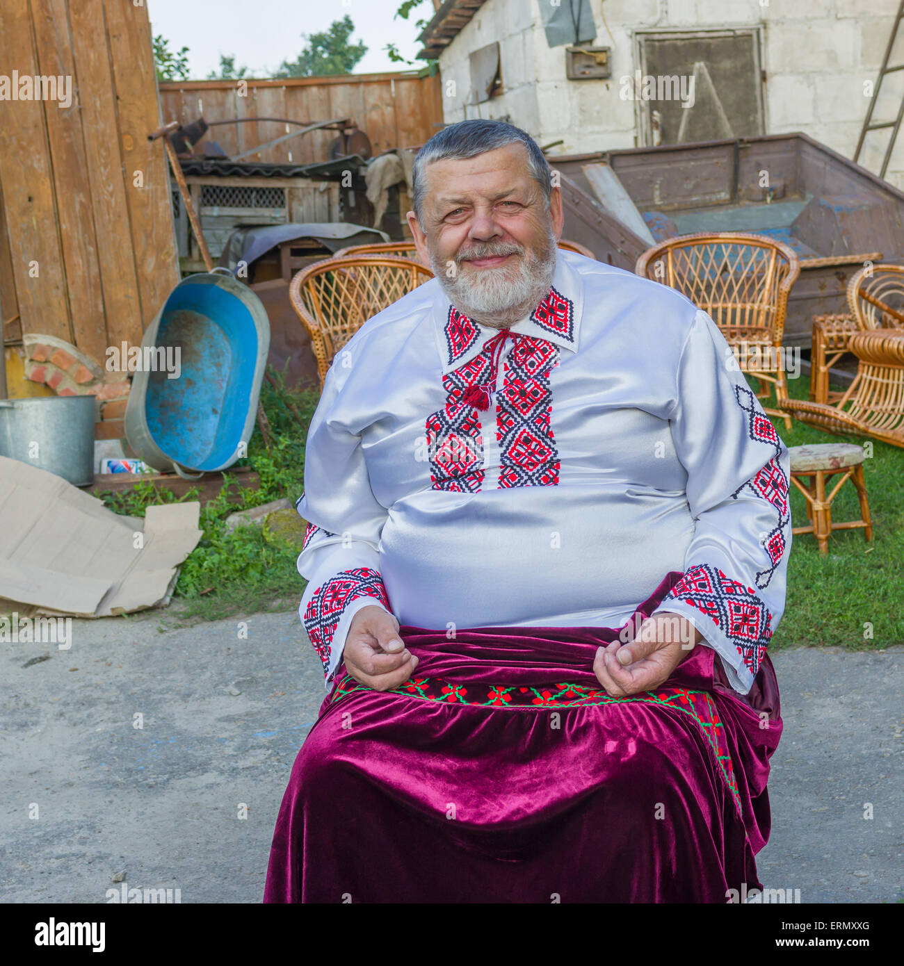 Portrait plein air de pays ukrainien-homme en costume traditionnel Banque D'Images