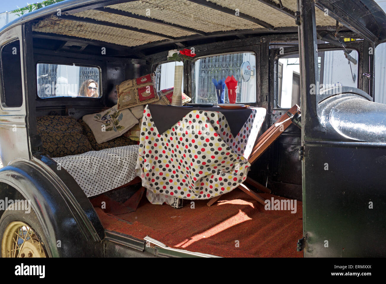 Vintage Car transformé en table à manger quartier colonial historique de Colonia del Sacramento en Uruguay Banque D'Images
