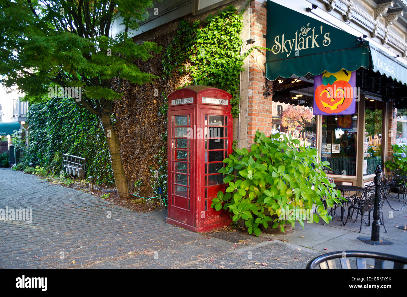 Coin de bâtiment par Skylark's restaurant dans le centre-ville de Fairhaven, Bellingham, Washington, USA. La boîte de téléphone rouge. Banque D'Images