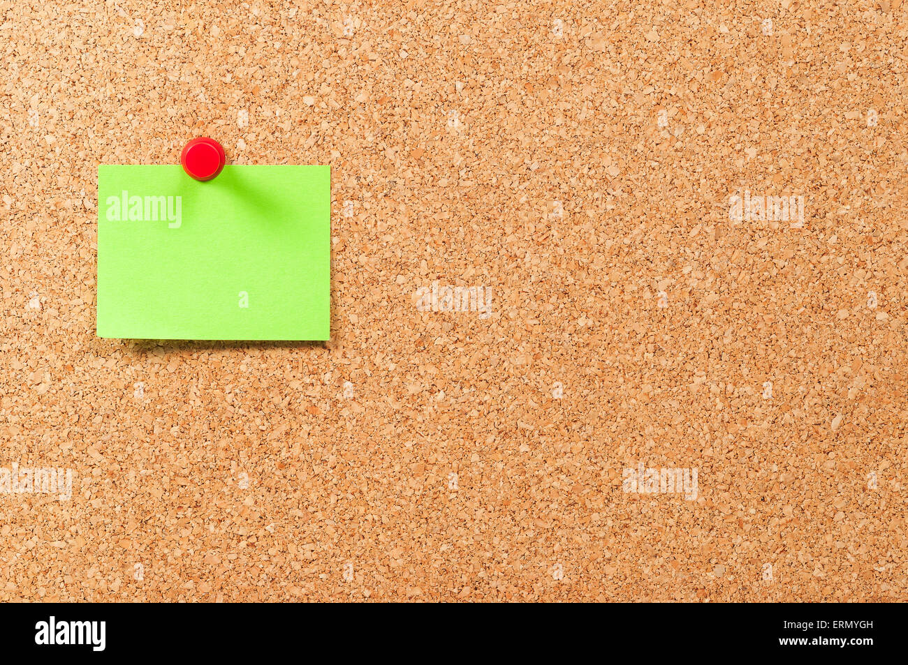 Seul post-it green horizontal sur le panneau de liège Banque D'Images