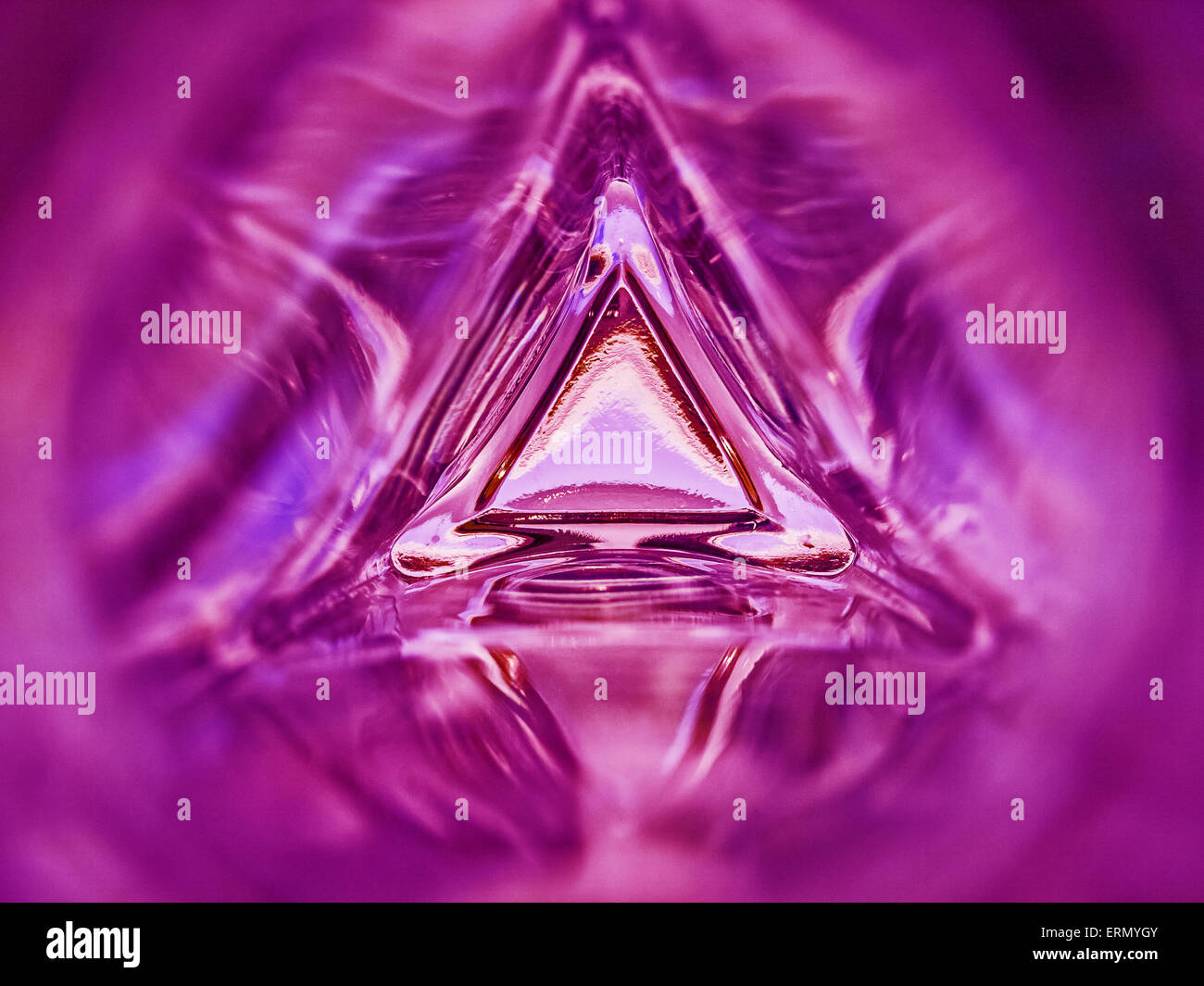 Image abstraite de l'intérieur d'un triangle le flacon en verre chaud rose fond couleur Banque D'Images