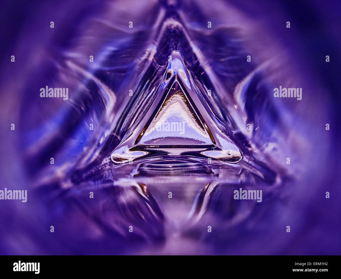 Image abstraite de l'intérieur d'un triangle le flacon en verre de couleur pourpre Banque D'Images