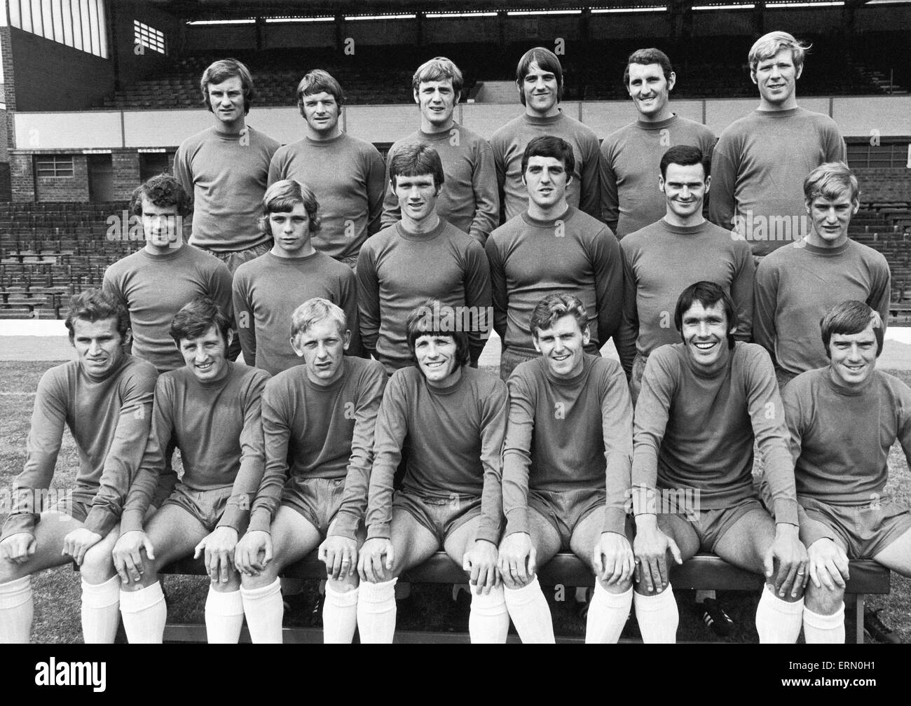 Birmingham City posent pour une photo de groupe de l'équipe avant le début de la saison 1970 - 1971. rangée arrière de gauche à droite : Summerill, vert, Martin, Bob latchford, Vowden, Robinson. Rangée du milieu : Page, Childs, Kelly, Dave Latchford, Hynd, Bowker. Rangée avant : Barbe, Murray, Vincent, Hockey, Thomson, Pendry et Wendy Skinner. 30 juillet 1970. Banque D'Images