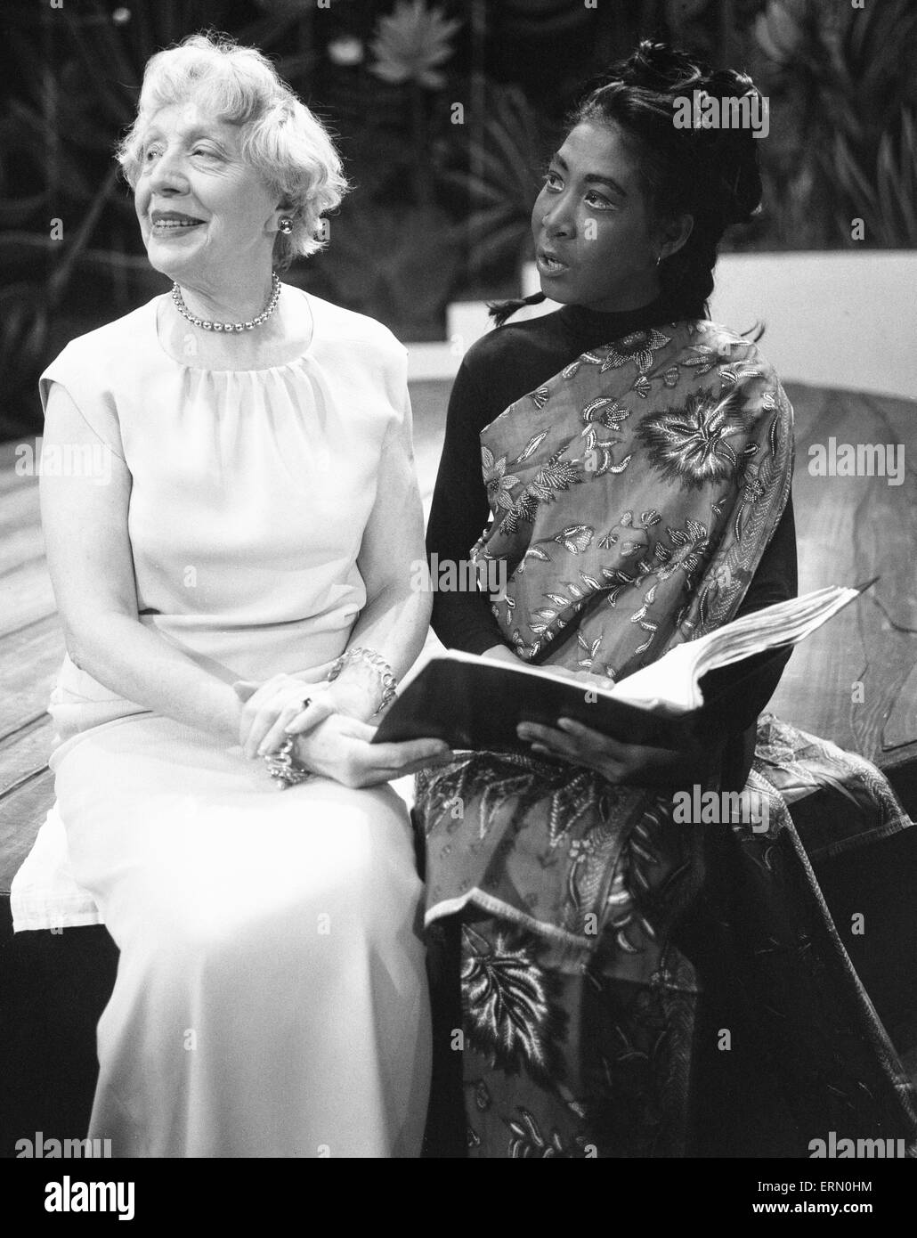 Dame Edith Evans et Mona Hammond qui les deux étoiles dans le jeu fille noire à la recherche de Dieu au Mermaid Theatre. 5 Février 1968 Banque D'Images