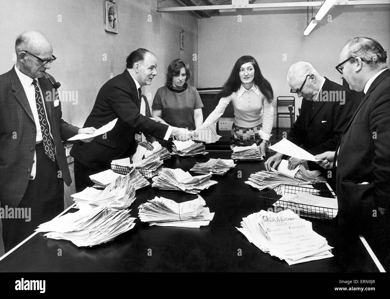 Birmingham City Football Club secrétaire Alan Instone et son assistant John Edwards aider superviser l'utilisation des employés de bureau trier les demandes supplémentaires pour les billets de saison à la suite de la promotion du club de la première division. 16 mai 1972. Banque D'Images