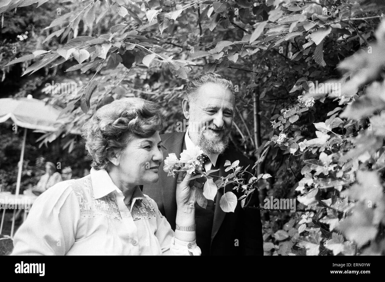 Ramon Castro, frère du célèbre Fidel Castro (qui était à l'époque président de Cuba). Ramon est représenté l'odeur des roses, lors d'une réception à l'ambassade de Cuba. 8 Juillet 1984 Banque D'Images