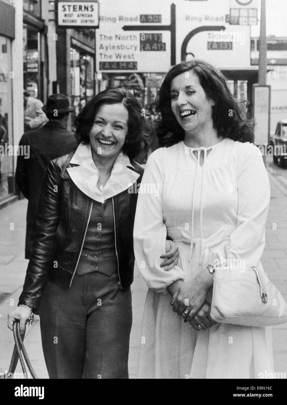 Betty Williams et Mairead Corrigan droit architectes en chef du mouvement de la paix nouvellement formé à Belfast vu ici à Londres ensemble avant d'apparaître sur la Thames Television program Bonne après-midi. 15 Septembre 1976 Banque D'Images