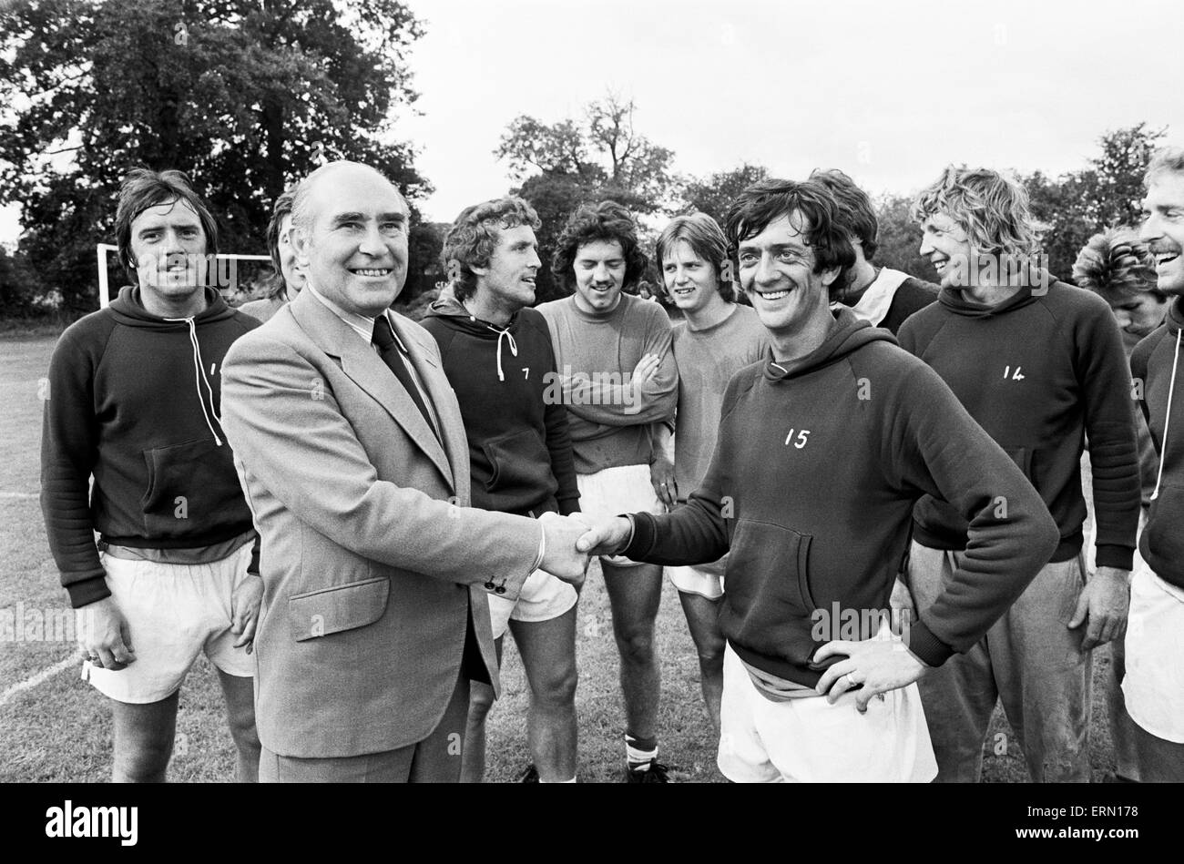 Birmingham City Football Manager temporaire Alf Ramsey répond aux joueurs sur le terrain d'entraînement après le départ de Willie Bell du club. Le 9 septembre 1977. Banque D'Images