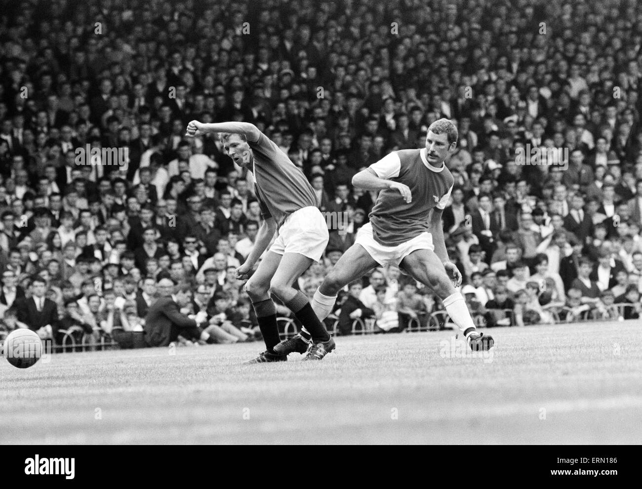 Pré saison match amical à Highbury. Glasgow Rangers v Arsenal 3 0. Alex Ferguson des Rangers dans une bataille pour le bal avec Terry Neill. 5 Août 1967 Banque D'Images