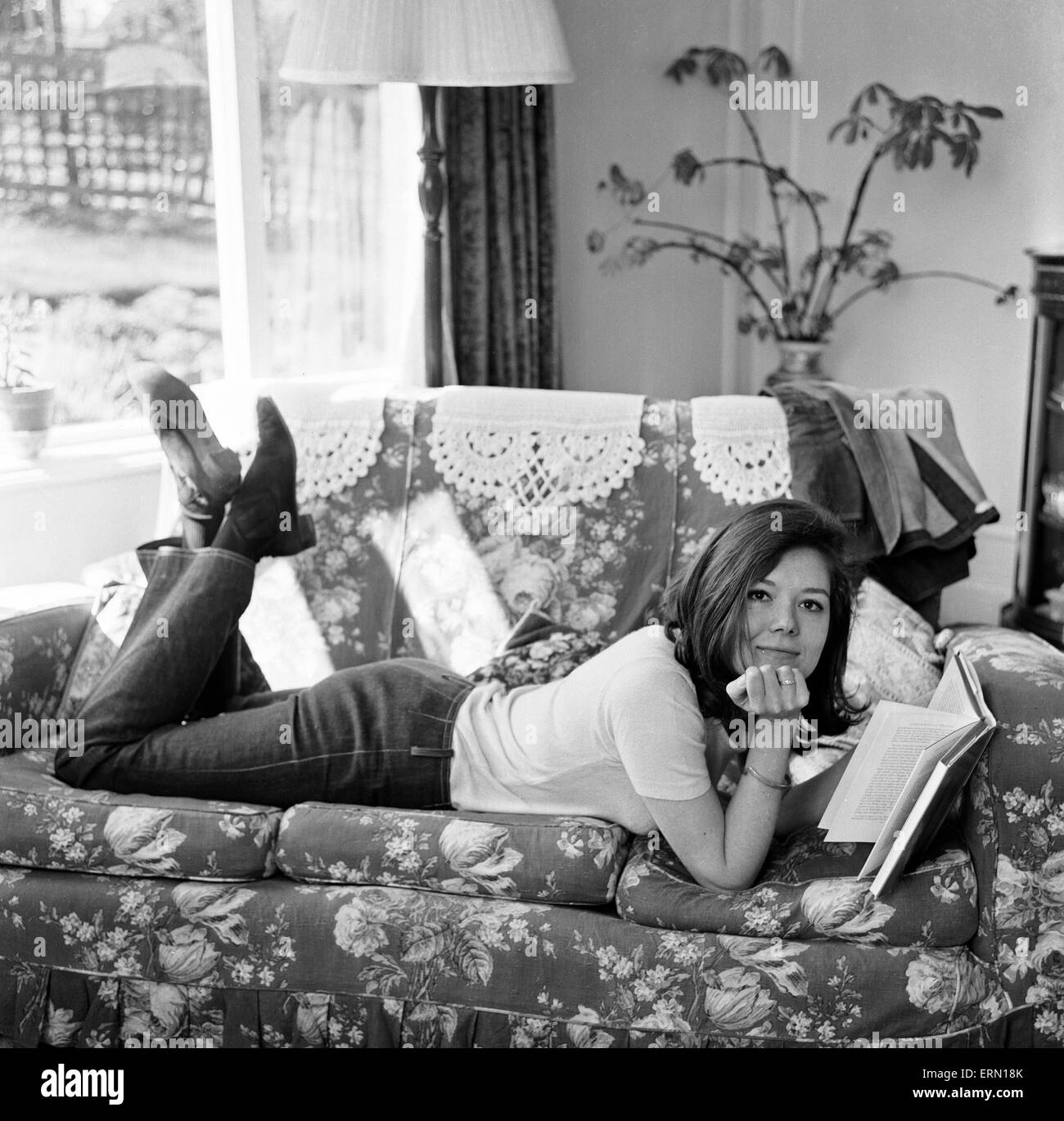 Diana Rigg, actrice, bientôt à prendre sur le rôle d'Emma Peel dans la série Avengers ABC TV, photo de ses parents Accueil À Roundhay, Leeds, 19 avril 1965. Banque D'Images