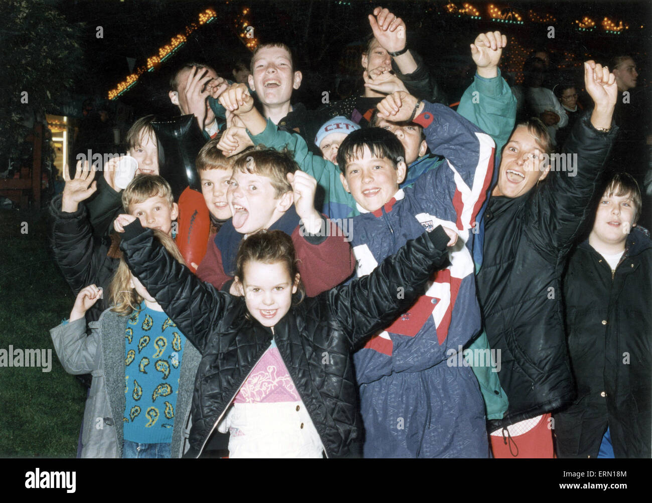 Salut les jeunes espoirs de candidature olympique 2000 Manchester au Piccadilly Gardens d'artifice, septembre 1993. L'avant de l'annonce officielle sur qui accueillera les Jeux Olympiques de 2000, la prise de jour, 23 septembre 1993. Banque D'Images