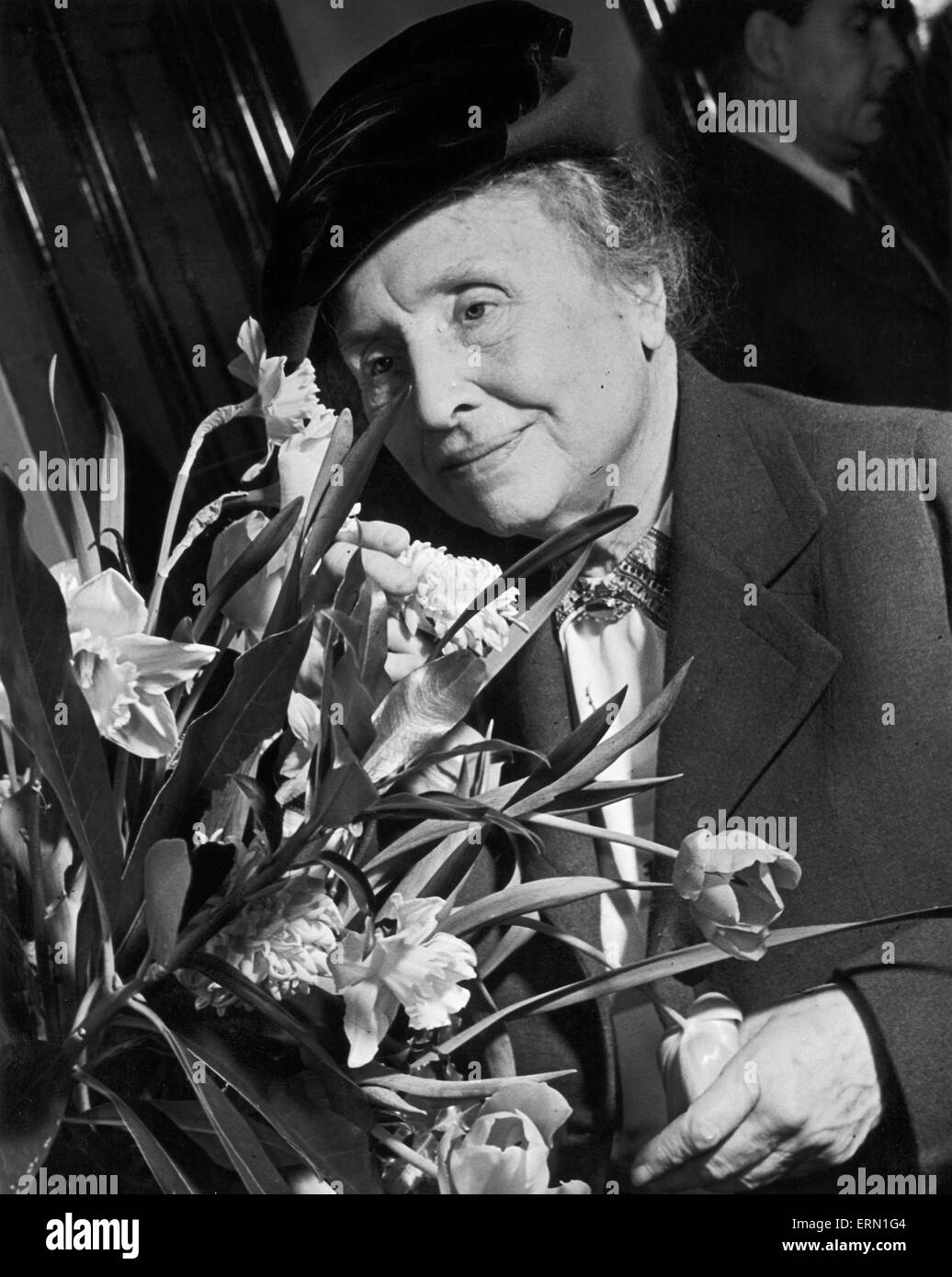 Helen Keller qui a surmonté d'être aveugle et sourd pour devenir l'un des plus grands humanistes du 20e siècle. Vers 1954 Banque D'Images