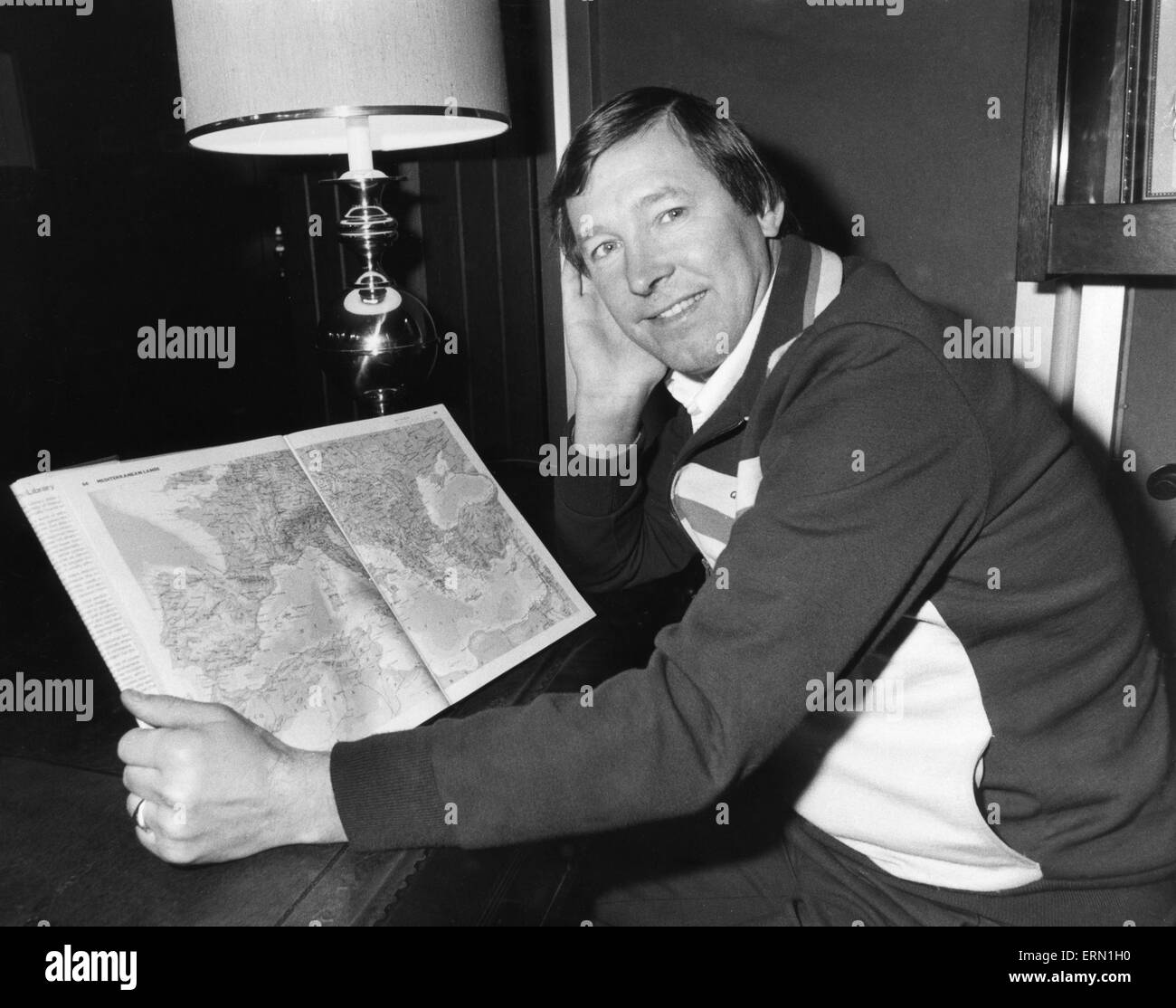Aberdeen manager Alex Ferguson regarde une carte de l'Europe puisqu'il s'apprête à prend son côté dans la coupe d'Europe des Vainqueurs de Coupe 1/4 de finale pour la première fois. 27 novembre 1982. Banque D'Images