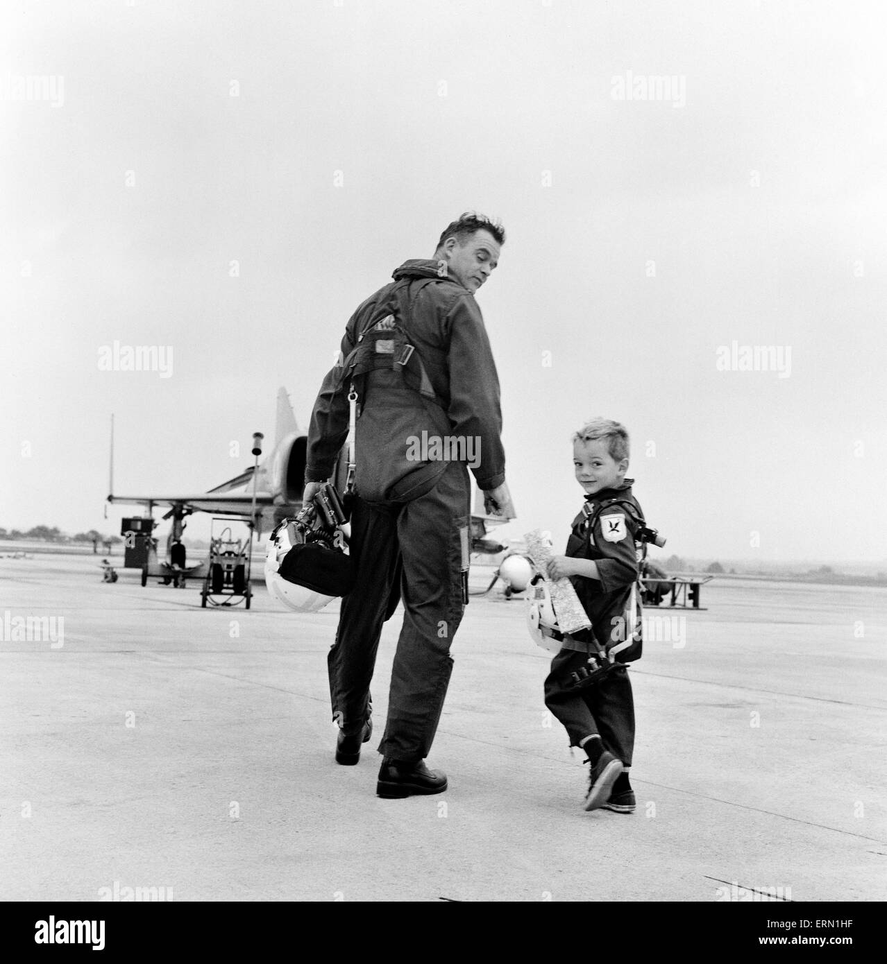 Le Capitaine Peter Marshall de la Fleet Air arm avec son fils de quatre ans Richard. 13 août 1968. Banque D'Images