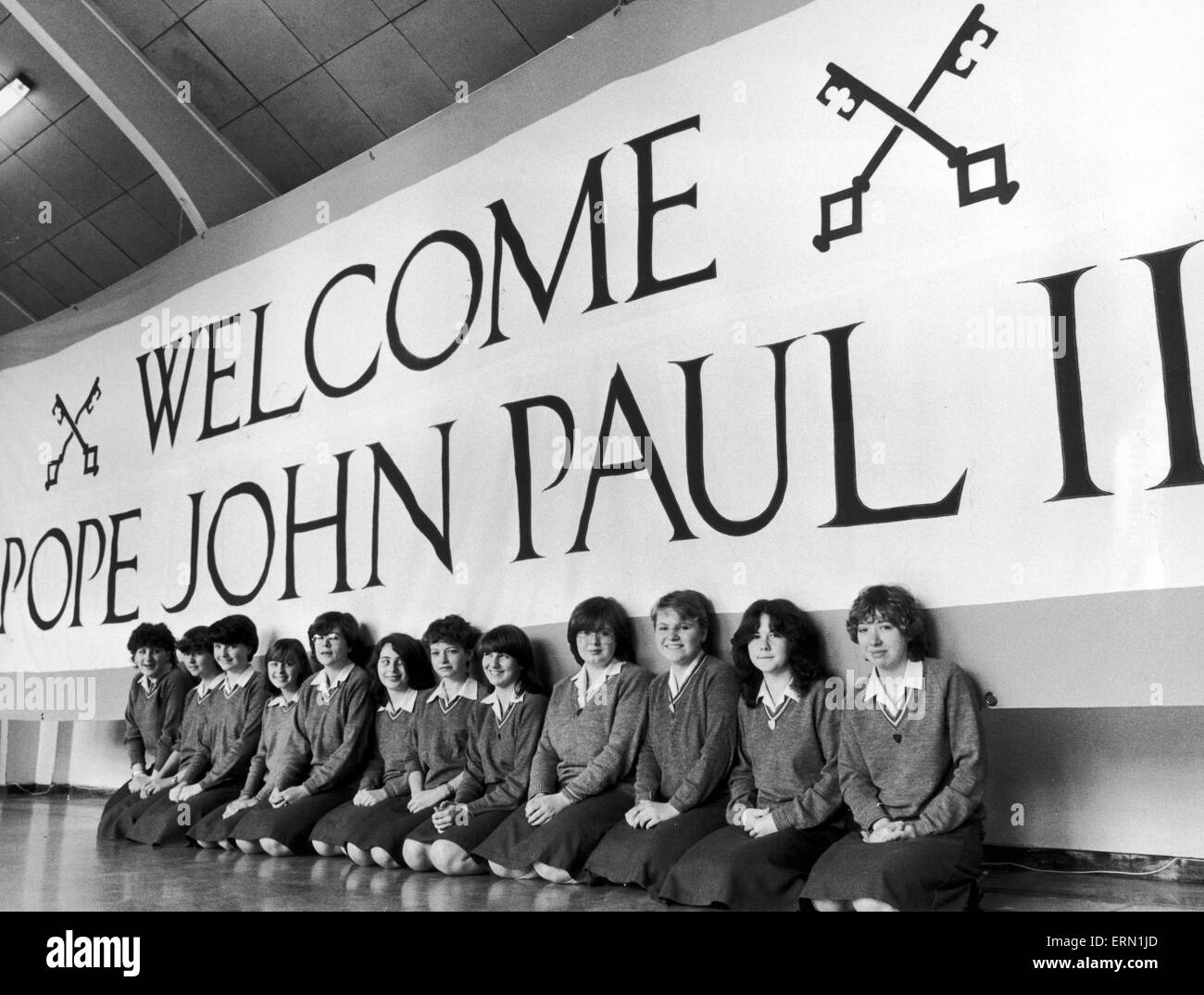 Les élèves à l'École faire Chorlton Bannière papale de l'avant du Pape Jean Paul II Messe à Heaton Park, Manchester Le lundi 31 mai, sur la photo 19 mai 1982. La bannière mesure 30 pieds par 10 pieds. Banque D'Images