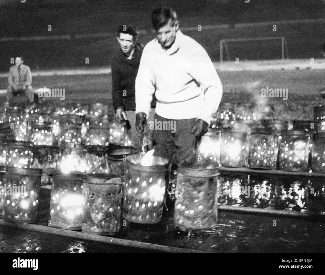 Le réchauffement de l'terrain gelé à St Andrews, terrain du Birmingham City Football club. 21 février 1963. Banque D'Images