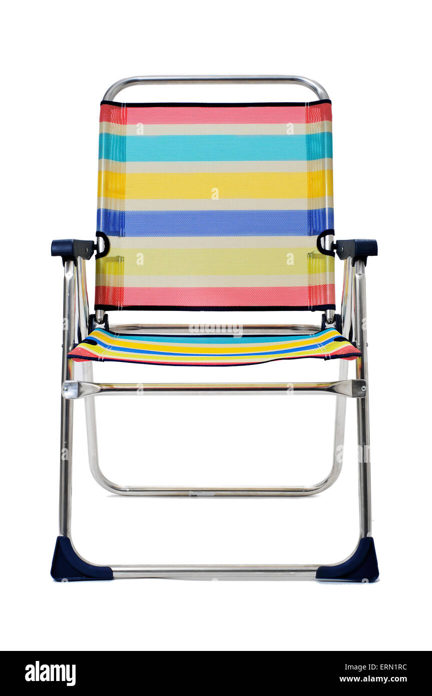 Une chaise de plage pliable avec bandes de couleurs différentes, sur un fond blanc Banque D'Images