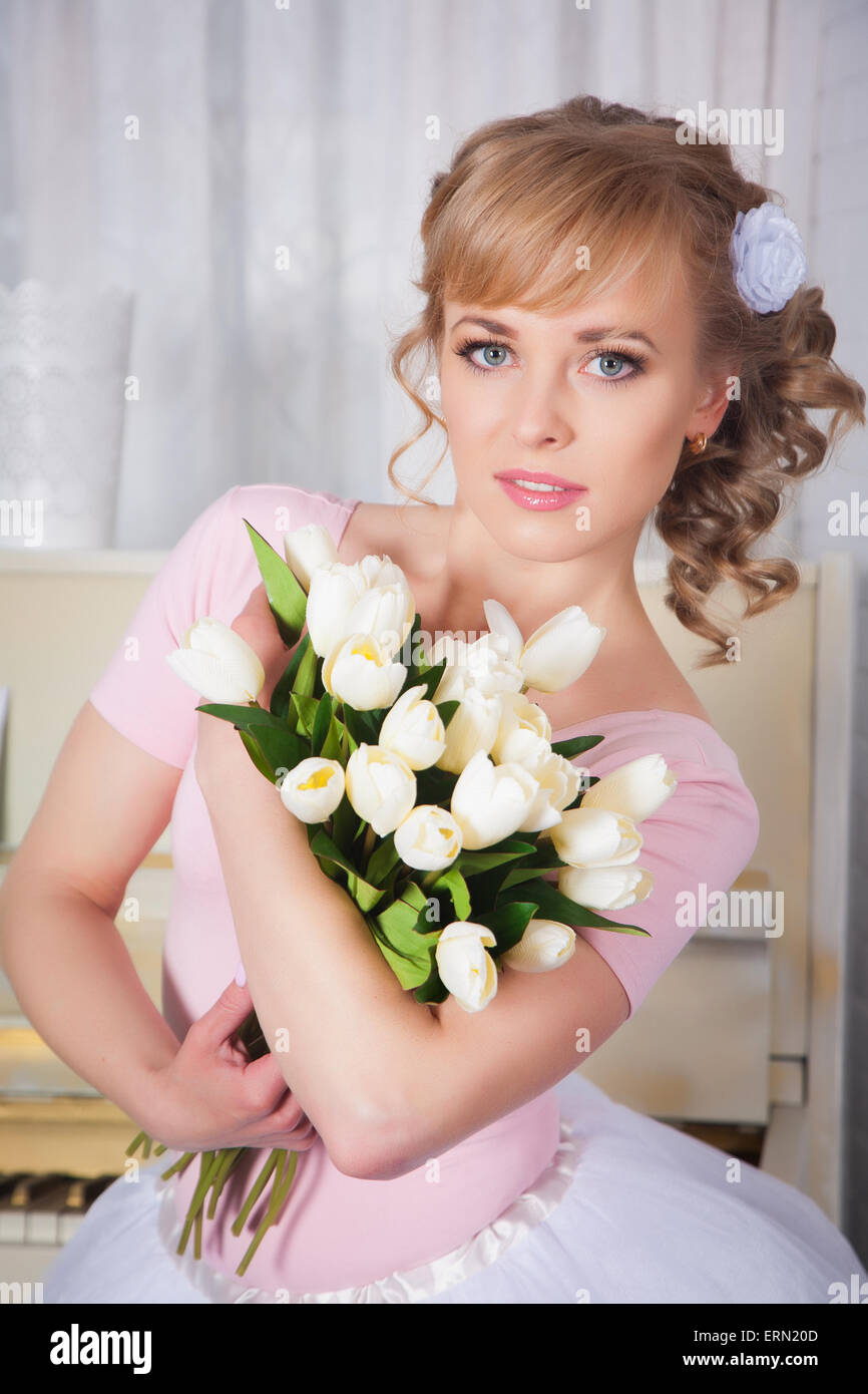 Belle femme avec des fleurs dans le studio Banque D'Images