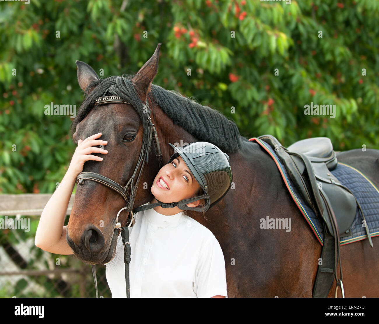 Young woman with jockey cheval de race pure à l'extérieur Banque D'Images