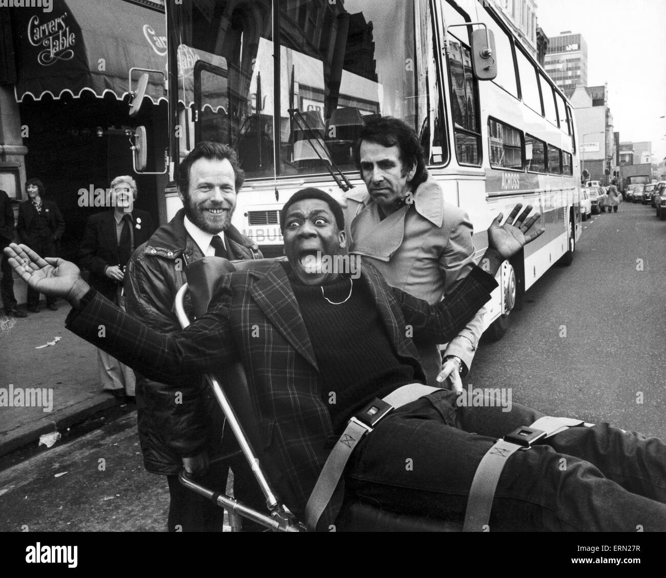 Photo-call pour lancer l'ensemble de la Charité, Ambulance Mark V, les West Midlands de vérification 80 000 nouvelle ambulance jumbo. Midland comédiens Don Maclean et Lenny Henry (qui a aidé à soulever l'argent comptant) mis sur une loi sur l'arrêt de la circulation de donner la plus grande ambulance le feu vert. En dehors de l'Grand Hotel Birmingham, Don a aidé John pilote barbu Hudgell à transporter un feu de Lenny de l'autre côté de la rue sur une civière, surveillée par un autre conducteur, Colin Hann. 30 mars 1979. Banque D'Images