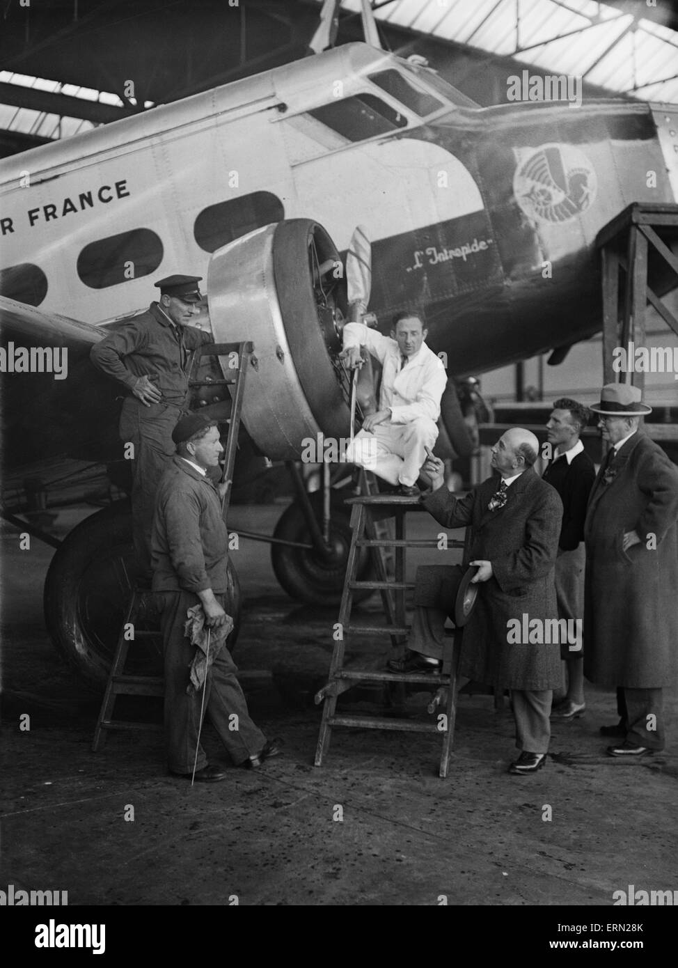 Les ingénieurs de vol qui travaillent sur les moteurs de l'Air France L'Intrepide Wibault 280.T12 de l'aéroport de Croydon à être examinées par le candidat du travail T Crawford pour Croydon South de la prochaine élection générale 9 Novembre 1935 Banque D'Images