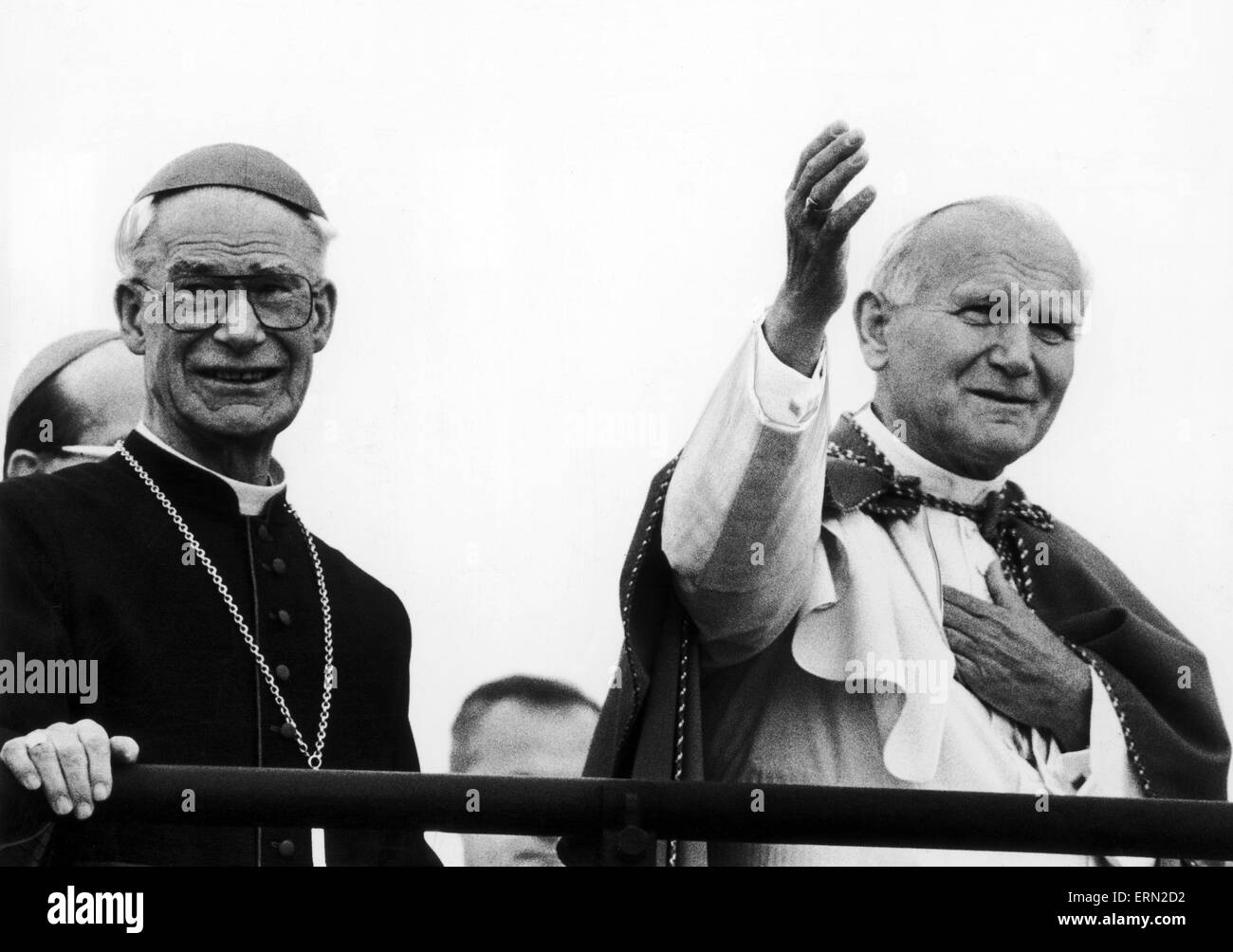 Le Pape Jean Paul II accompagné par l'évêque bénit l'Assemblée, à la messe, Heaton Park, Manchester, le lundi 31 mai 1982. Banque D'Images