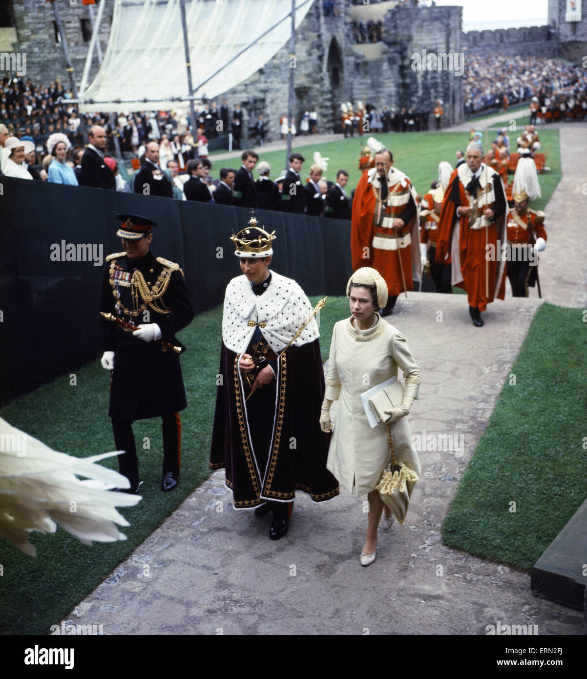 Cérémonie d'investiture du Prince de Galles au château de Caernarfon. Sa Majesté la Reine Elizabeth II et son fils le Prince Charles à pied vers Reine Eleanor's Gate au cours de la procession. 1er juillet 1969. Banque D'Images