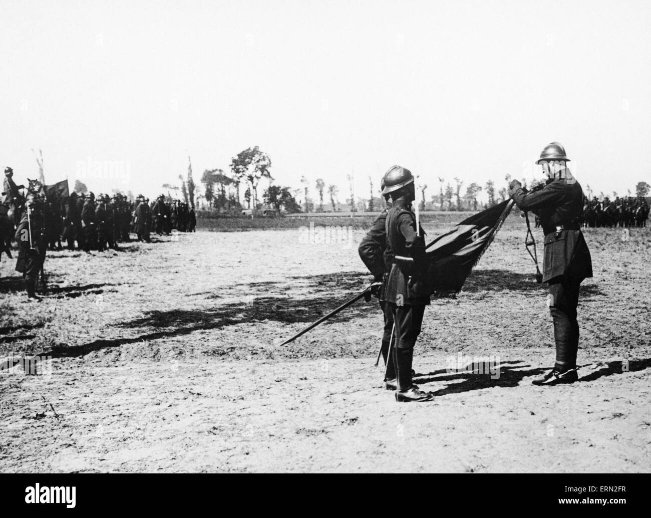 Le roi Albert de Belgique vu ici près de Isenbergh, l'apposition de la croix de l'Ordre de Léopold à la bannière du 1er Chassuers, en l'honneur du glorieux actes du régiment à Liège, Anvers et Merckem au début de la guerre. 16 Juillet 1918 Banque D'Images