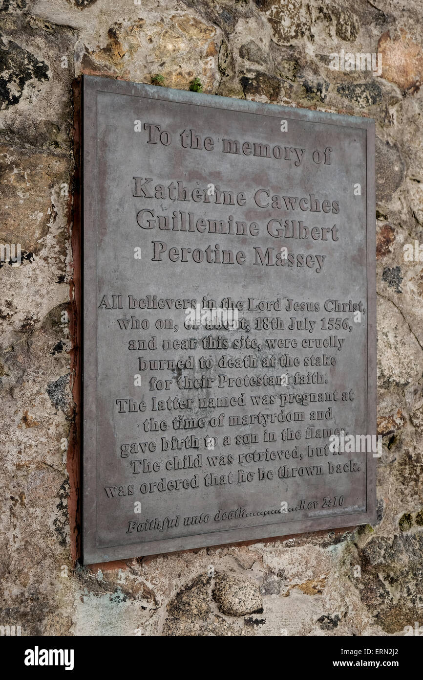 Plaque à la mémoire des 3 femmes qui où brûlé sur le bûcher en 1556 à Guernesey Banque D'Images