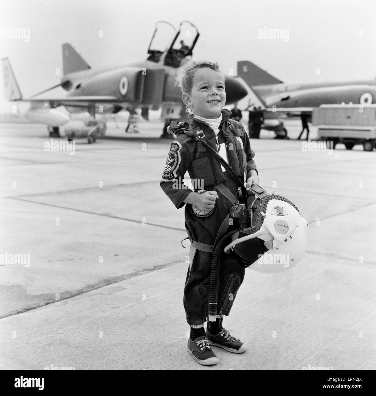 Fouur ans vieux Richard Masrshall, fils de pilote fantôme Lieutenant Commander Peter Marshall de la Fleet Air arm, vêtu de l'uniforme de pilote à la Royal Naval Air Station à Yeovilton, Somerset. Le 700 Escadron Fantôme doit figurer au Farnborough Air Show le mois prochain, mais à l'heure Richard est d'être mascotte de la Journée de l'air afficher complet avec sa tenue. 13 août 1968. Banque D'Images