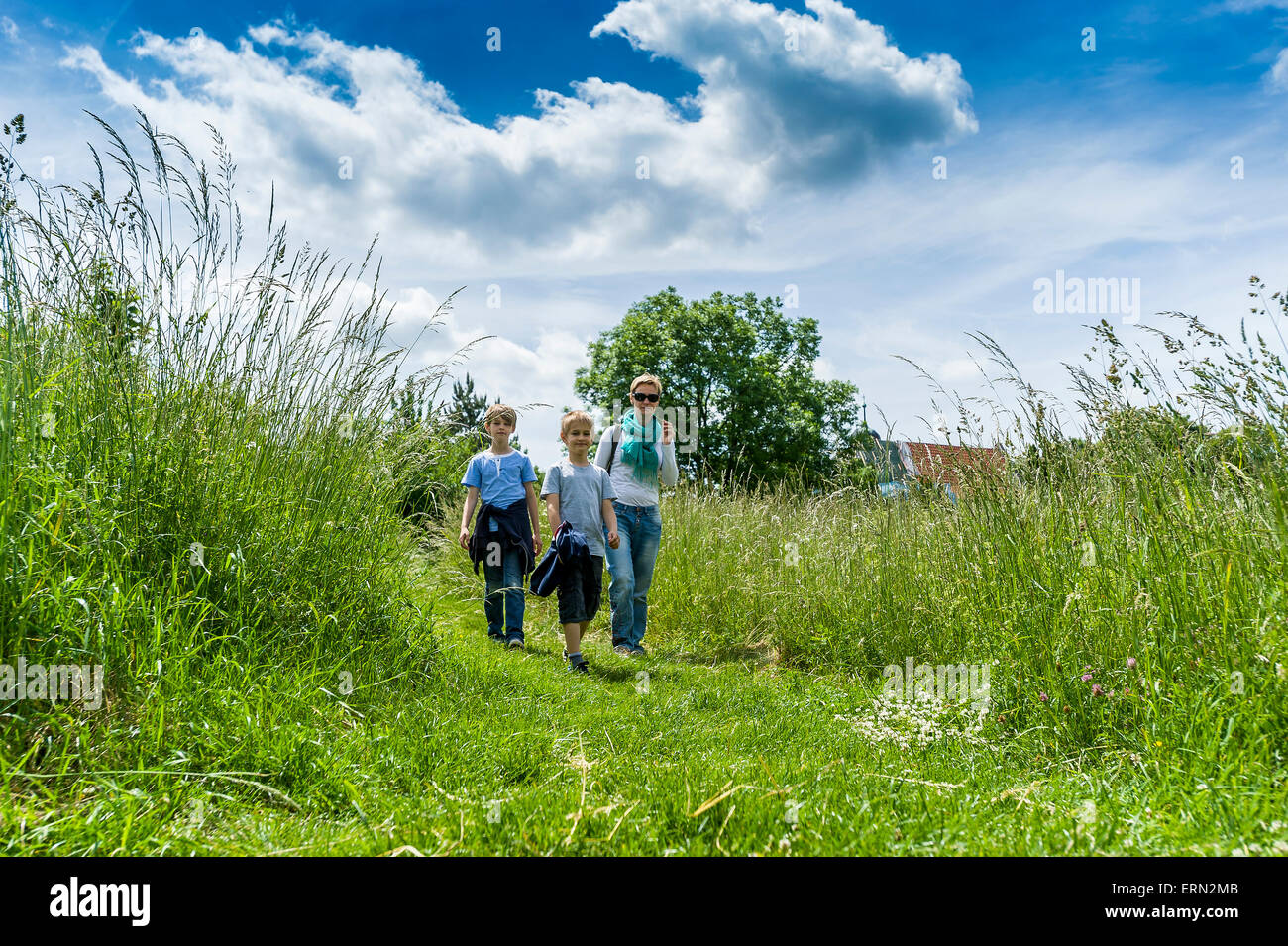 Deux garçons de 9' et 11' de marche en plein air avec leur mère Banque D'Images