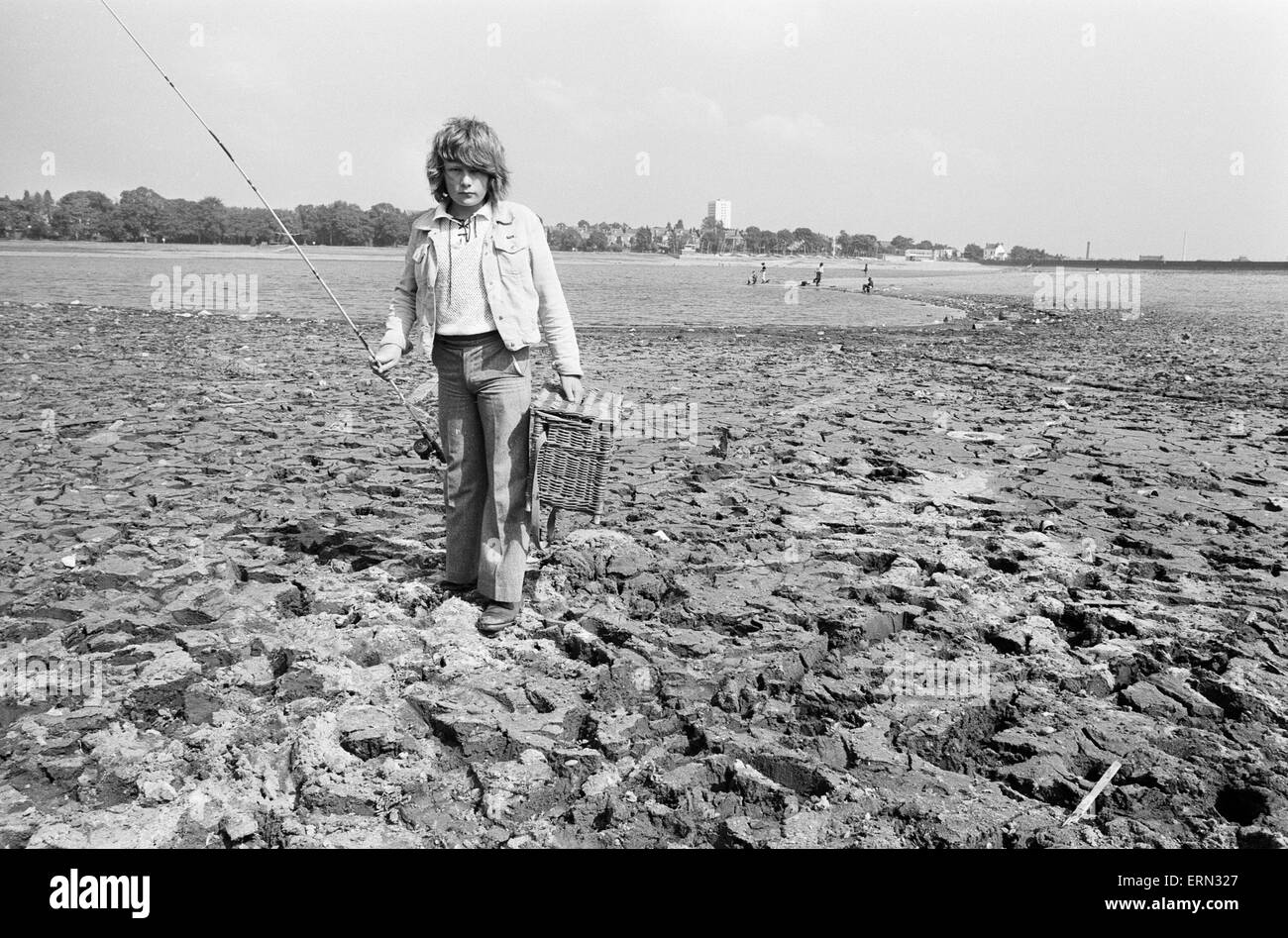 Jeune garçon va pour un peu de pêche à la sèche, Edgbaston Birmingham dans le réservoir pendant la canicule de l'été 1976. 9 août 1976. Banque D'Images