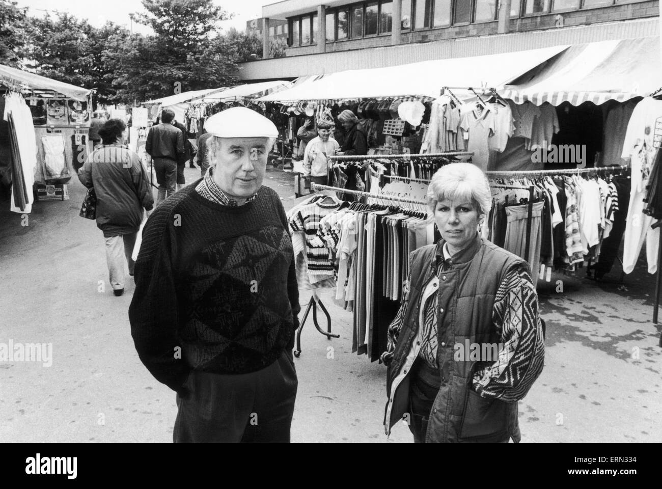 Deux commerçants au marché gris plus Lane, Manchester, Mike Pilling et Brenda Birchfield . Traders sur le marché sont expulsés de l'entreprise par la nouvelle route en construction. 8 juin 1994 Banque D'Images