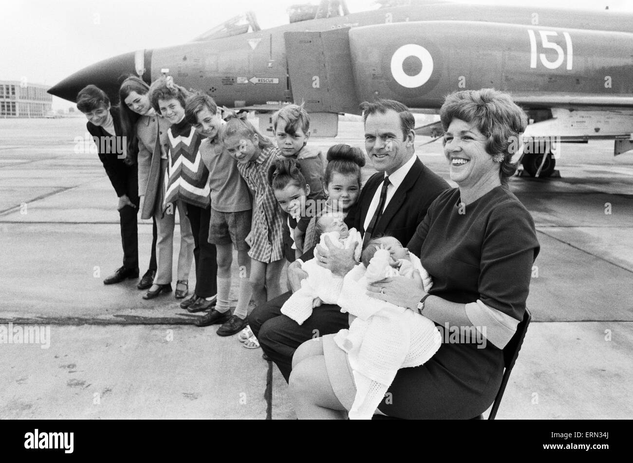 Le Capitaine Peter Marshall du HMS Ark Royal et son épouse Carolyn, portefeuille et leur nouveau-né des jumeaux Paul et Mark, posent avec leurs autres huit enfants Kathryn, Ginny, Richard, Mélanie, Sally, Carl, Kirstie et Christopher. 24 août 1971. Banque D'Images